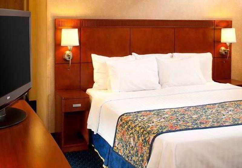Courtyard Cincinnati Blue Ash Room photo